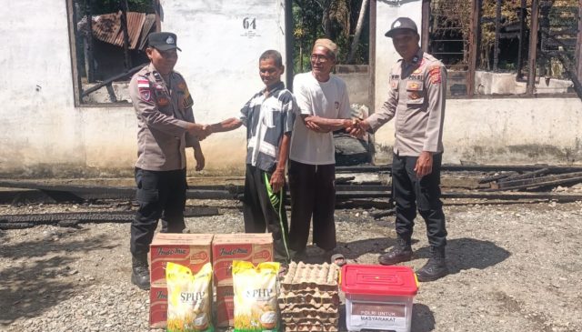 Kapolres Aceh Barat Salurkan Bantuan Sembako kepada Korban Kebakaran di Pante Ceureumen. Sabtu, (01/08/2026). Dok. Polres Aceh Barat.