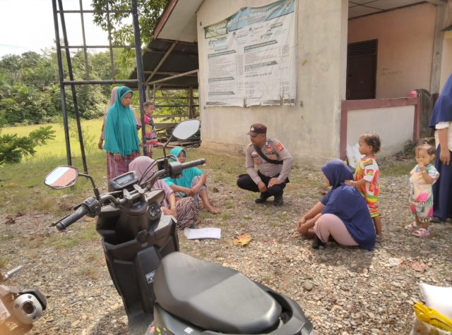Patroli Dialogis Polsek Woyla Timur Sambangi Warga Gampong Pasi Janeng, Senin (03/08/2026). Dok. Polres Aceh Barat.
