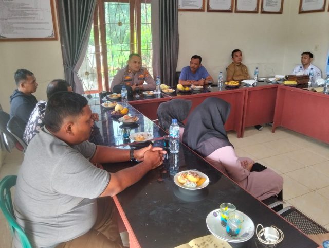 Dukungan Polsek Woyla Barat dalam Musrenbangdes dan Rembuk Stunting Gampong Blang Luah, Selasa (04/08/2026). Dok. Polres Aceh Barat.