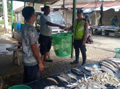Polsek Woyla Barat Sambangi Pedagang dan Warga, Bangun Kemitraan Jaga Kamtibmas