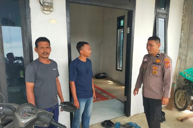 Personel Polsek Pante Ceureumen mengimbau warga agar meningkatkan kewaspadaan terhadap potensi tindak kriminalitas saat kegiatan sambang door to door di Gampong Pulo Teungoh, Kecamatan Pante Ceureumen, Kabupaten Aceh Barat, Kamis (6/8/2026).