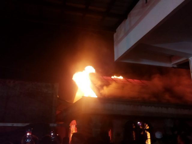 Kepolisian Bersama bersama petugas BPBD Kabupaten Aceh Barat melakukan pemadaman kebakaran rumah di Jalan Sisingamangaraja, Gampong Drien Rampak, Kecamatan Johan Pahlawan, Kabupaten Aceh Barat, Kamis (6/8/2026) malam.
