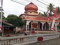 Bhabinkamtibmas Polsek Samatiga Bersama Mahasiswa KKN UTU dan Warga Gotong Royong Bersihkan Masjid Al Hadi