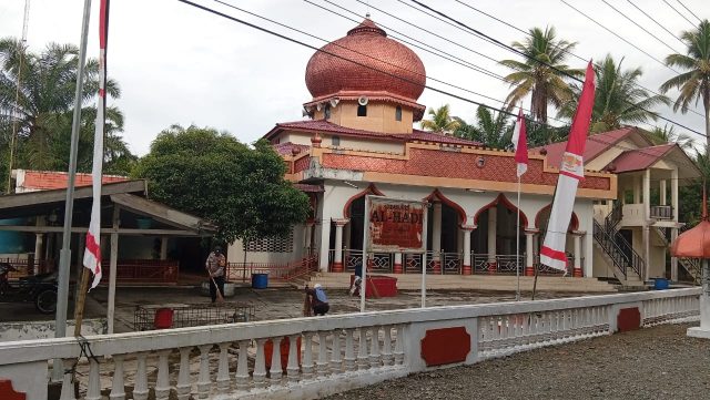 Personel Polsek Samatiga bersama mahasiswa KKN UTU dan masyarakat membersihkan area dalam dan sekitar Masjid Al Hadi di Gampong Pinem, Kecamatan Samatiga, Kabupaten Aceh Barat, Jumat (7/8/2026).