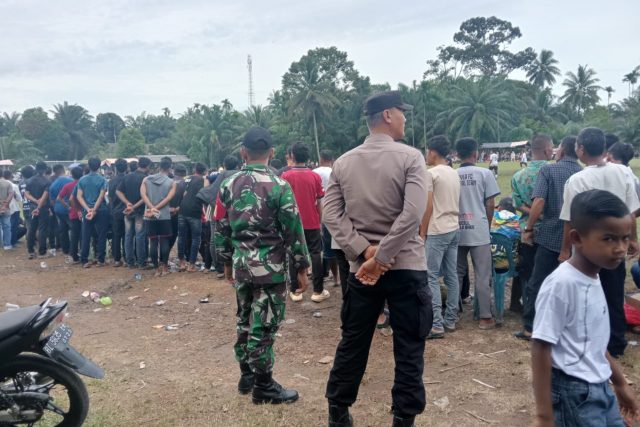 Personel Polsek Woyla bersama Koramil 02 Woyla melakukan pengamanan turnamen sepak bola antar-gampong di Lapangan Bola Kaki Perkasa, Gampong Kuala Bhee, Jumat (7-8-2026). Dok Polres Aceh Barat