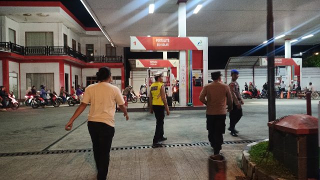 Personel Polres Aceh Barat melaksanakan KRYD malam hari di sejumlah titik keramaian untuk menjaga situasi kamtibmas tetap aman dan kondusif, Jumat (7-8-2026). Dok Polres Aceh Barat