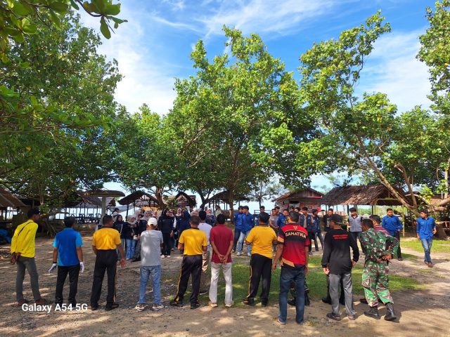 Personel Polsek Samatiga bersama TNI dan masyarakat bergotong royong membersihkan kawasan Pantai Lhok Bubon dalam Gerakan Samatiga Bebas Sampah, Sabtu (8-8-2026). Dok Polres Aceh Barat