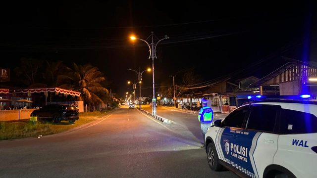 Personel Polres Aceh Barat melaksanakan patroli antisipasi balap liar di Jalan Iskandar Muda, Gampong Kuta Padang, Minggu (9-8-2026) dini hari. Dok Polres Aceh Barat
