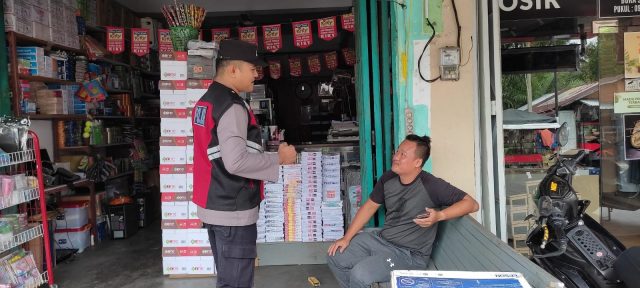 Personel Polsek Johan Pahlawan menyambangi toko dan warung warga untuk menyampaikan pesan kamtibmas, Minggu (9-8-2026). Dok Polres Aceh Barat