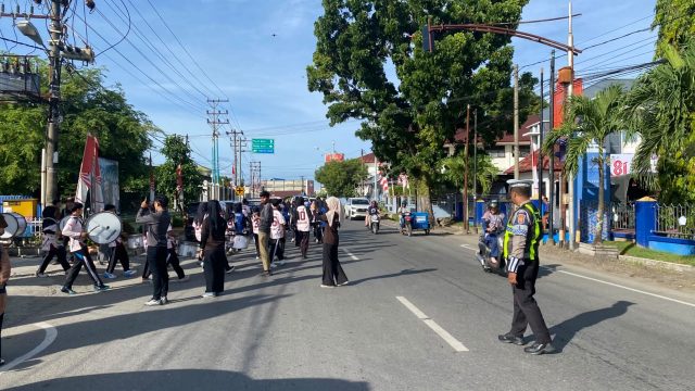 Personel Satlantas Polres Aceh Barat mengamankan dan mengatur lalu lintas saat Fun Run dan Jalan Santai IKAMSA di Kota Meulaboh, Minggu (9-8-2026). Dok Polres Aceh Barat