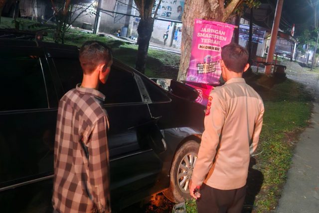 Personel Polsek Arongan Lambalek mengevakuasi empat korban kecelakaan Toyota Innova yang menabrak rumah dan pohon di Gampong Drien Rampak, Senin (10-8-2026). Dok Polres Aceh Barat
