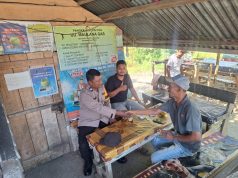 Polisi Sambangi Warga di Warkop Suak Timah, Perkuat Komunikasi Kamtibmas di Samatiga