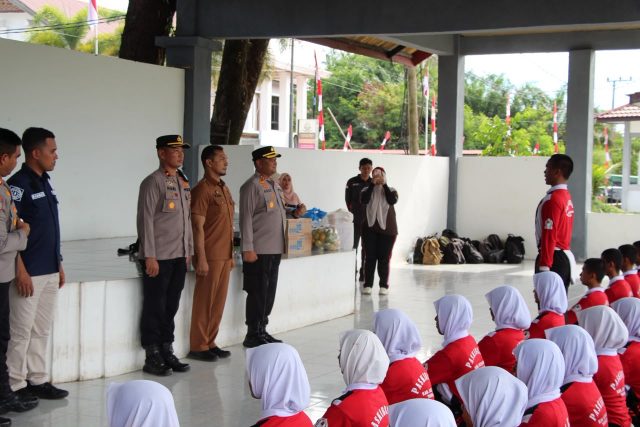 Kapolres Aceh Barat AKBP Agus Sulistianto, S.H., S.I.K., memberikan motivasi kepada 68 calon Paskibraka Kabupaten Aceh Barat saat latihan, Selasa (11-8-2026). Dok Polres Aceh Barat
