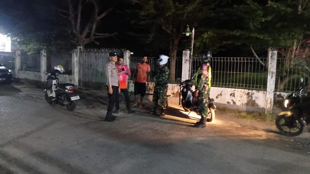 Personel TNI-Polri melaksanakan patroli bersama di sejumlah wilayah Kecamatan Johan Pahlawan untuk menjaga situasi kamtibmas tetap aman dan kondusif, Selasa malam (11-8-2026). Dok Polres Aceh Barat