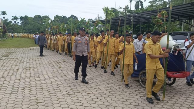 Personel Polsek Woyla melakukan pengamanan dan pengaturan lalu lintas saat pawai Ya Latif keluarga besar SMA Negeri 1 Woyla dalam rangka tradisi tolak bala, Rabu (12-8-2026). Dok Polres Aceh Barat