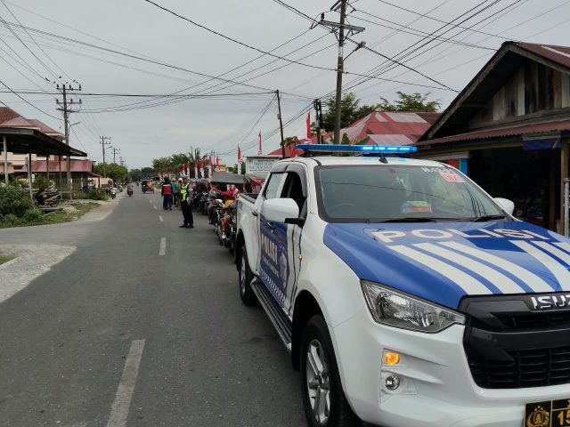 Personel Satlantas Polres Aceh Barat mengawal pawai becak hias murid TK Negeri Percontohan dalam rangka menyambut HUT ke-81 Kemerdekaan RI di Meulaboh, Rabu (12-8-2026). Dok Polres Aceh Barat