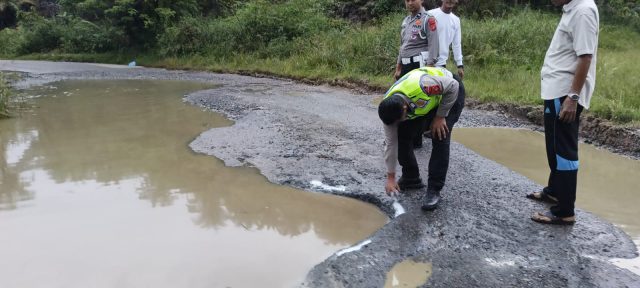 Personel Satlantas Polres Aceh Barat melakukan penanganan dan pemeriksaan di lokasi kecelakaan truk Colt Diesel Fuso yang terbalik di Jalan Meulaboh–Tutut, Gampong Alue Kuyun, Kecamatan Woyla Timur, Kamis (13/8/2026).