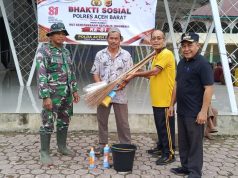 Jelang HUT ke-81 RI, Polsek Woyla Bersama TNI dan Warga Gotong Royong Bersihkan Masjid
