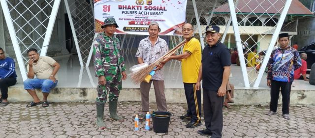 Personel Polsek Woyla bersama TNI dan masyarakat bergotong royong membersihkan Masjid Al-Ikhlas, Gampong Pasi Aceh, Woyla, dalam menyambut HUT ke-81 RI, Jumat (14/8/2026). Dok. Polres Aceh Barat.