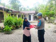 Semarakkan HUT ke-81 RI, Polisi Sambangi Rumah Warga Bagikan Bendera Merah Putih