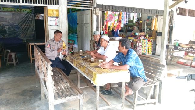Personel Polsek Samatiga berdialog dengan warga saat patroli dialogis di Gampong Pinem, Kecamatan Samatiga, Aceh Barat, Sabtu (15/8/2026). Dok. Polres Aceh Barat.