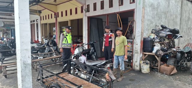 Personel Polsek Bubon menyambangi warga dan menyampaikan pesan kamtibmas di Gampong Kuta Padang, Kecamatan Bubon, Aceh Barat, Sabtu (15/8/2026). Dok. Polres Aceh Barat.