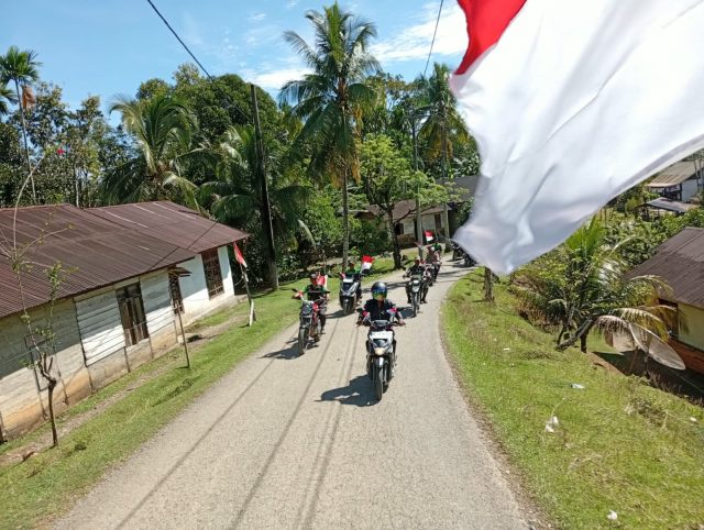 Warga bersama Muspika dan RAPI mengikuti pawai Merah Putih menyambut HUT ke-81 Kemerdekaan RI di Kecamatan Sungai Mas, Aceh Barat, Sabtu (15/8/2026). Dok. Polres Aceh Barat.