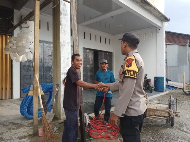 Personel Polsek Pante Ceureumen menyambangi warga dan menyampaikan imbauan antisipasi pencurian sepeda motor di Gampong Manjeng, Aceh Barat, Sabtu (15/8/2026). Dok. Polres Aceh Barat.