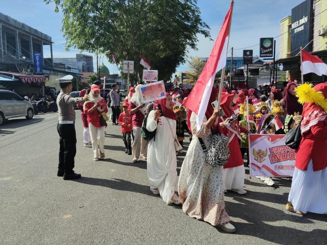 Personel Satlantas Polres Aceh Barat melakukan pengamanan dan pengaturan lalu lintas saat karnaval budaya pelajar dalam rangka HUT ke-81 Kemerdekaan RI di Kabupaten Aceh Barat, Sabtu (15/8/2026). Dok. Polres Aceh Barat.