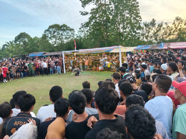 Personel Polsek Pante Ceureumen dan TNI mengamankan final turnamen sepak bola antargampong di Gampong Tegal Sari, Sabtu (15/8/2026).