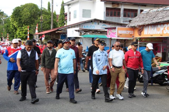 Kapolres Aceh Barat AKBP Agus Sulistianto bersama Forkopimda melepas peserta lomba gerak jalan HUT ke-81 RI di Meulaboh, Minggu (16/8/2026).