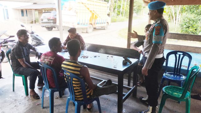 Personel Polsek Woyla Barat berdialog dengan warga di warung kopi Gampong Pasi Jeut, Kecamatan Woyla Barat, dalam patroli dialogis untuk menjaga kamtibmas, Minggu (16/8/2026).