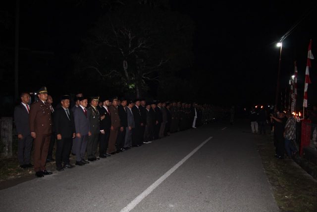 Wakapolres Aceh Barat Kompol Hari Purnomo, S.H., M.H., bersama jajaran Forkopimda mengikuti Apel Kehormatan dan Renungan Suci di TMP Gampong Rundeng, Johan Pahlawan, Senin (17/8/2026) dini hari.
