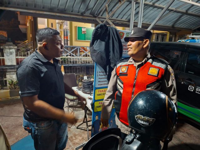 Personel Polsek Johan Pahlawan melaksanakan KRYD dan menyambangi pengguna jalan menjelang HUT ke-81 RI di Meulaboh, Minggu (16/8/2026) malam.