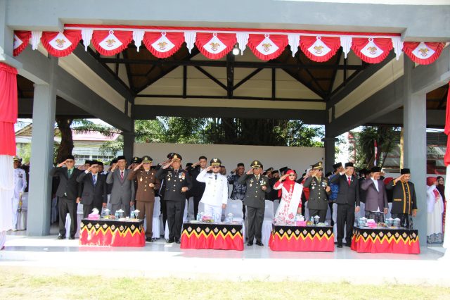 Kapolres Aceh Barat AKBP Agus Sulistianto, S.H., S.I.K., menghadiri Upacara Peringatan Detik-Detik Proklamasi HUT ke-81 Kemerdekaan RI di Lapangan Teuku Umar Meulaboh, Senin (17/8/2026).