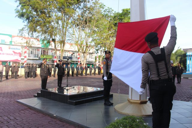 Wakapolres Aceh Barat Kompol Hari Purnomo memimpin upacara HUT ke-81 Kemerdekaan RI di Mapolres Aceh Barat, Senin (17/8/2026).