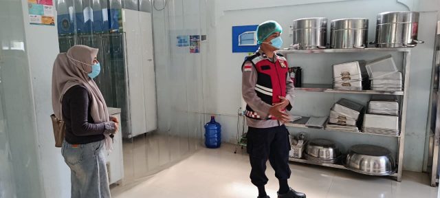 Personel Polsek Johan Pahlawan memantau kebersihan dan sanitasi dapur SPPG di Kecamatan Johan Pahlawan, Selasa (18/8/2026).