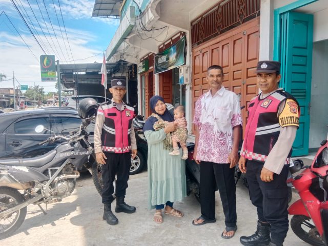 Personel Polsek Arongan Lambalek berdialog dengan warga saat menyambangi permukiman di Gampong Drien Rampak, Selasa (18/8/2026).