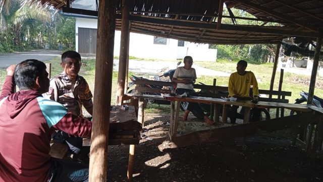 Personel Polsek Samatiga berdialog dengan warga saat patroli kamtibmas di Gampong Cot Pluh, Selasa (18/8/2026).