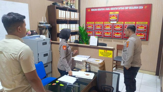 Kapolres Aceh Barat AKBP Agus Sulistianto mengecek kondisi ruangan dan kesiapan personel di Mapolres Aceh Barat, Selasa (18/8/2026).