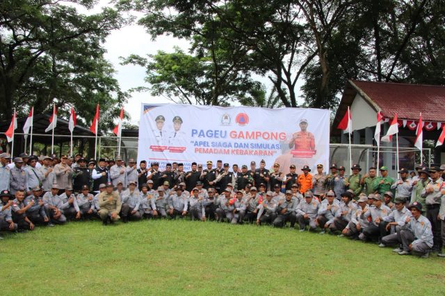 Aceh Barat – Keamanan yang kuat berawal dari lingkungan yang paling dekat dengan masyarakat. Karena itu, penguatan peran unsur keamanan di tingkat gampong menjadi bagian penting dalam menjaga ketertiban sekaligus menciptakan rasa aman bagi warga. Semangat tersebut mengemuka dalam Apel Satgas Pageu Gampong dan Satlinmas Gampong se-Kabupaten Aceh Barat Tahun 2026 di Lapangan Teuku Umar Meulaboh, Gampong Suak Indrapuri, Kecamatan Johan Pahlawan, Rabu (19/8/2026). Kapolres Aceh Barat AKBP Agus Sulistianto, S.H., S.I.K., hadir bersama Bupati Aceh Barat Tarmizi, S.P., M.M., unsur Forkopimda, jajaran pemerintah daerah, serta ratusan anggota Satgas Pageu Gampong dan Satlinmas dari berbagai wilayah di Aceh Barat. Bagi Polres Aceh Barat, forum tersebut menjadi kesempatan untuk memperkuat kerja bersama antara kepolisian, pemerintah daerah dan masyarakat. Satgas Pageu Gampong serta Satlinmas yang berada dekat dengan warga dinilai memiliki peran penting dalam mengenali perkembangan situasi di lingkungan masing-masing. Kapolres Aceh Barat AKBP Agus Sulistianto menegaskan bahwa kepolisian siap mendukung langkah Pemerintah Kabupaten Aceh Barat dalam membangun keamanan yang dimulai dari gampong. Menurutnya, kekuatan utama dalam menjaga kamtibmas adalah komunikasi yang terjalin baik dan kemampuan seluruh unsur untuk bergerak ketika menghadapi persoalan. “Kami dari kepolisian siap bersinergi dengan pemerintah daerah dan Satgas Pageu Gampong. Yang terpenting adalah komunikasi dan koordinasi, sehingga persoalan yang muncul di tengah masyarakat dapat diketahui lebih awal dan ditangani sesuai kewenangan,” ujar AKBP Agus. Menurutnya, Satgas Pageu Gampong dan Satlinmas tidak hanya berperan ketika gangguan keamanan sudah terjadi. Keberadaan mereka justru diharapkan mampu memperkuat langkah pencegahan, membangun kepedulian warga dan menjaga suasana lingkungan tetap kondusif. Dalam menjalankan peran tersebut, koordinasi dengan Bhabinkamtibmas, Babinsa dan unsur terkait menjadi bagian yang tidak terpisahkan. Informasi dari masyarakat dapat menjadi langkah awal bagi aparat untuk menentukan tindakan yang diperlukan, terutama ketika persoalan membutuhkan penanganan lebih lanjut. Pengamanan gampong juga tidak sebatas persoalan kriminalitas. Kerukunan, toleransi dan kepedulian antarwarga menjadi bagian penting untuk menjaga ketahanan sosial. Lingkungan yang harmonis akan memberikan ruang yang lebih baik bagi masyarakat untuk beraktivitas, bekerja dan menjalankan kehidupan sehari-hari. Kesiapan menghadapi situasi darurat turut menjadi perhatian. Unsur keamanan di tingkat gampong diharapkan mampu mengambil langkah awal secara tepat sembari membangun koordinasi dengan instansi terkait apabila kondisi membutuhkan penanganan lebih lanjut. Semangat tersebut sejalan dengan tema “Satu Tekad, Satu Gerak, Satu Tujuan: Menjaga Kampung, Menjangkau Aceh Barat.” Pesan ini menegaskan bahwa keamanan bukan hanya tanggung jawab aparat, tetapi merupakan hasil dari kepedulian dan kerja bersama seluruh elemen masyarakat. Kehadiran Kapolres Aceh Barat dalam apel tersebut sekaligus memperkuat komitmen kepolisian untuk terus membangun kemitraan dengan masyarakat. Pendekatan yang mengedepankan komunikasi dan pencegahan diharapkan mampu membuat persoalan lebih cepat dikenali sebelum berkembang menjadi gangguan yang lebih besar. Pada akhirnya, keberadaan Satgas Pageu Gampong dan Satlinmas menjadi bagian dari kekuatan bersama untuk menjaga lingkungan. Ketika gampong aman, masyarakat lebih nyaman; ketika masyarakat ikut peduli, keamanan Aceh Barat menjadi tanggung jawab bersama.
