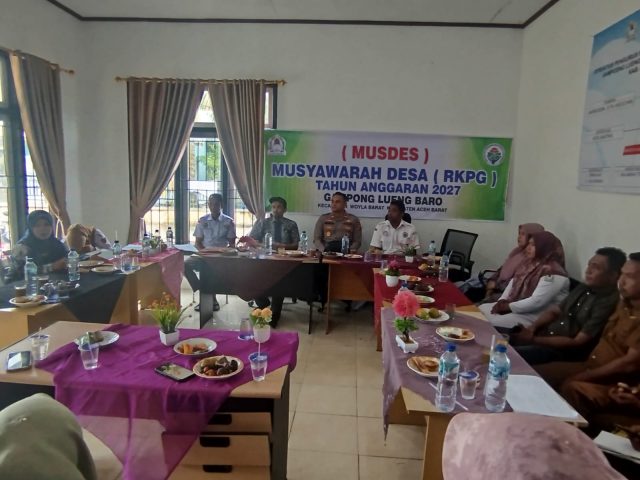 Kapolsek Woyla Barat Iptu Munandar menghadiri Musrenbangdes dan Rembuk Stunting di Gampong Lueng Baro, Kamis (20/8/2026).