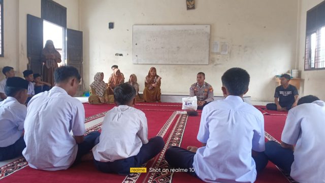 Personel Polsek Pante Ceureumen berdialog dan memberikan imbauan kamtibmas kepada pelajar SMP Negeri 1 Pante Ceureumen, Kamis (20/8/2026).