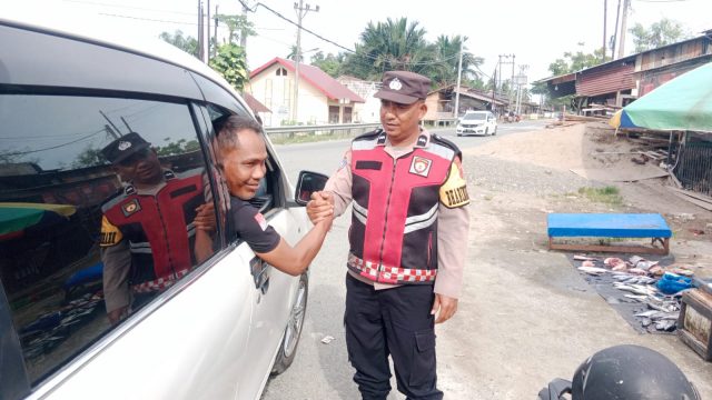 Bhabinkamtibmas Polsek Arongan Lambalek berdialog dengan warga saat menyambangi masyarakat di Gampong Teupin Peuraho, Jumat (21/8/2026).
