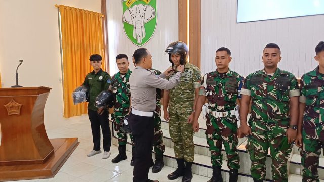 Satlantas Polres Aceh Barat memberikan edukasi keselamatan berlalu lintas kepada prajurit TNI di Aula Madenpom IM/2 Meulaboh, Jumat (21/8/2026).