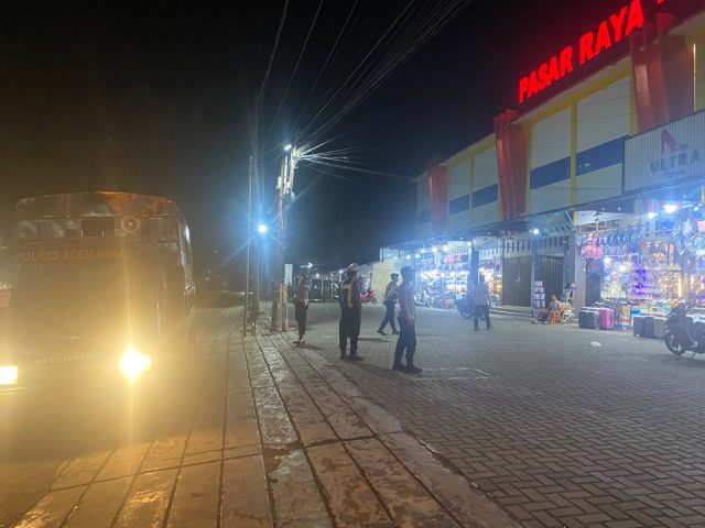 Personel Polres Aceh Barat melaksanakan KRYD dengan menyambangi sejumlah titik aktivitas masyarakat dan pusat keramaian di wilayah Aceh Barat, Jumat (21/8/2026) malam.