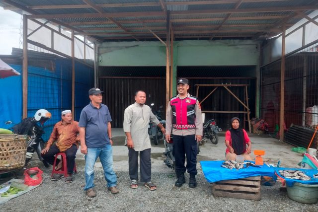 Personel Polsek Johan Pahlawan berdialog dengan pedagang dan warga saat patroli dialogis di wilayah Kecamatan Johan Pahlawan, Sabtu (22/8/2026).