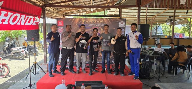 Personel Satlantas Polres Aceh Barat memberikan edukasi keselamatan berkendara kepada anggota komunitas HFSCI Meulaboh dalam rangka peringatan 10 tahun komunitas di Warkop BD Coffee, Aceh Barat, Minggu (23/8/2026).