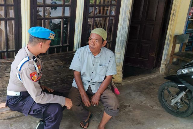 Personel Polsek Woyla Timur menyambangi warga secara door to door di Gampong Pasi Janeng, Selasa (25/8/2026). Dok. Polres Aceh Barat