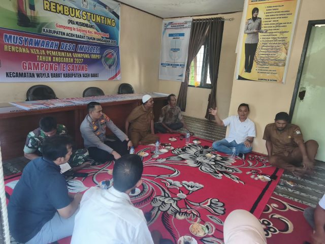 Kapolsek Woyla Barat Iptu Munandar, S.H., menghadiri Musrenbangdes dan Rembuk Stunting di Gampong Ie Sayang, Rabu (26/8/2026). Dok. Polres Aceh Barat